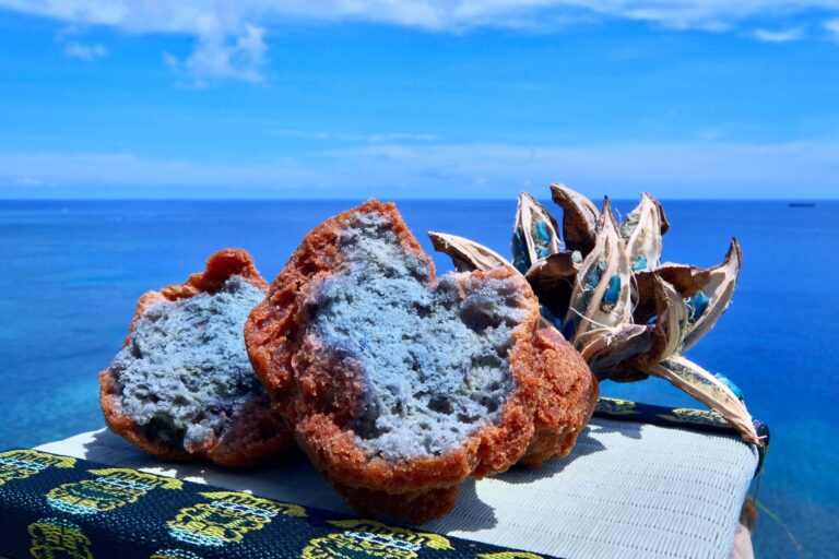 宮古島ブルーのお菓子⁉️青いサーターアンダギー【カフェ　オルオキ】